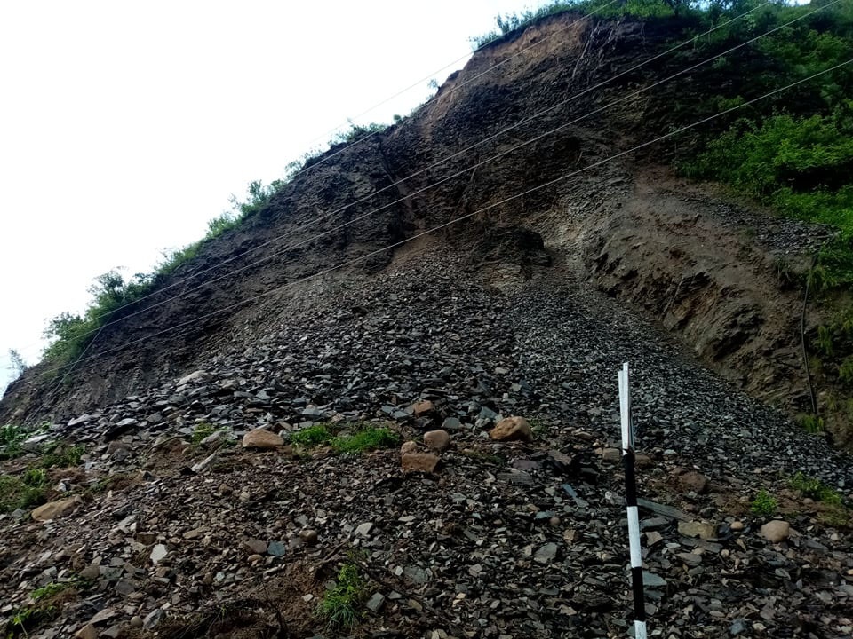 प हिरोले सिन्धुलीको मध्येपहाडी लोकमार्ग अ वरुद्ध