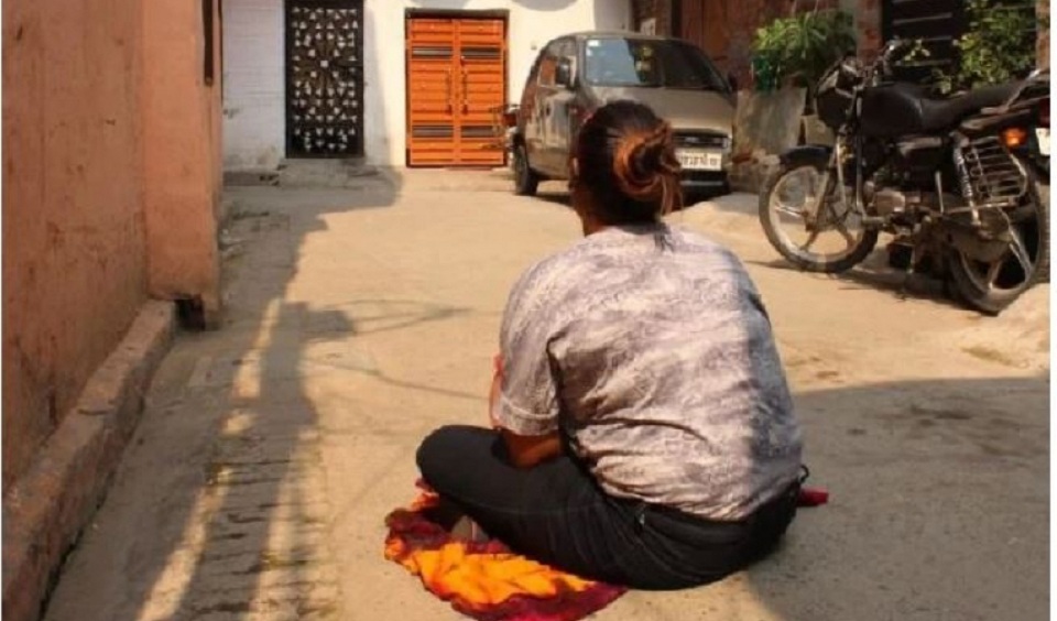 विवाह गर्न पाउँनुपर्ने मा ग राख्दै प्रेमीको घर बाहिर ध र्ना