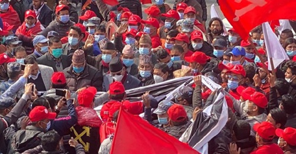प्रचण्ड-माधवले भाषण गर्ने स्टेज अगाडी ‘केपी ओली जि न्दावाद !’ भन्दै ना रा लागेपछि...