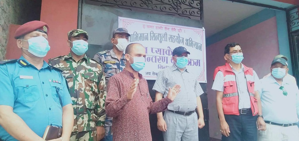 सिन्धुलीमा राहत सामाग्री हस्तान्तरण