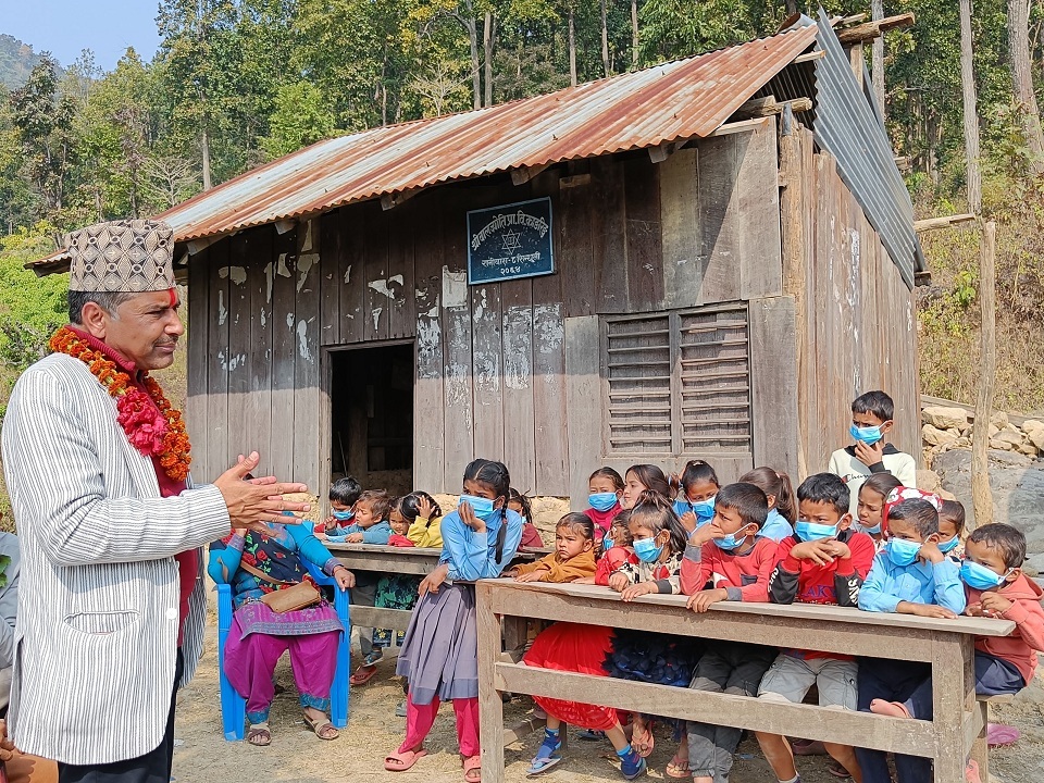 कार्यकाल सकिनै लाग्दा सिन्धुलीका जनप्रतिनिधि विकास लिएर गाउँमा