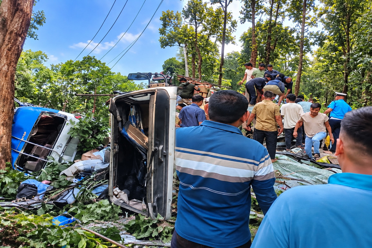 ट्रक र हायस ठोक्किँदा चालकसहित १७ जना घाइते
